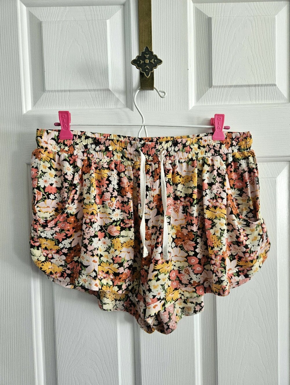 NWOT Billabong Road Trippin Lightweight Crinkle Ditsy Floral Shorts